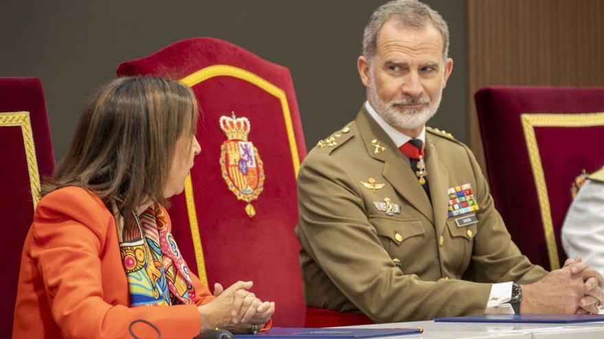 El Rey mira a Margarita Robles en el acto de ayer, en el que la Ministra pidió un aplauso para Felipe VI.