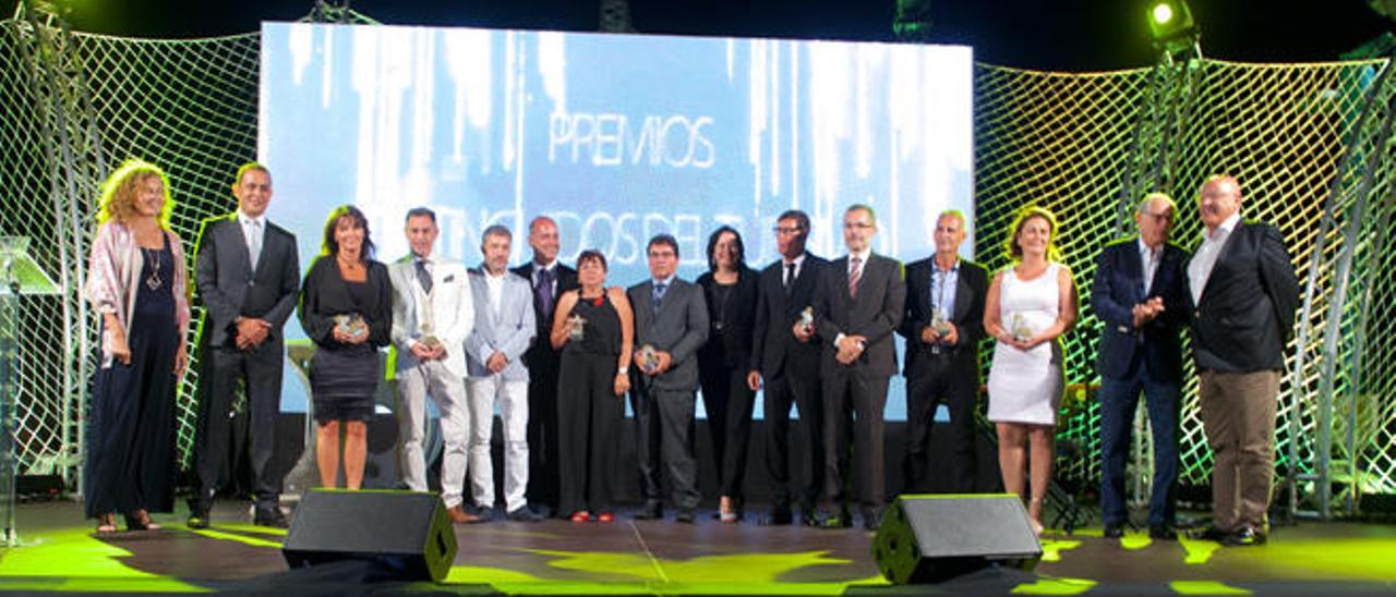 Foto de familia de los galardonados con los premios &#039;Distinguidos del Turismo&#039;, anoche, en El Cotillo.