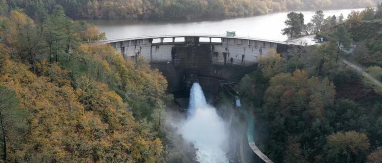 Vista aérea del embalse de Eiras, en Fornelos de Montes. |   // R. GROBAS