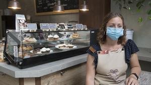Catalina Barbero, en su cafetería Bykate de Barcelona, espera la llegada del turismo.