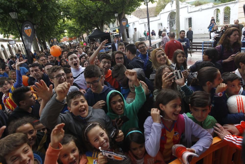 Zaza y Rodrigo con los aficionados en Requena