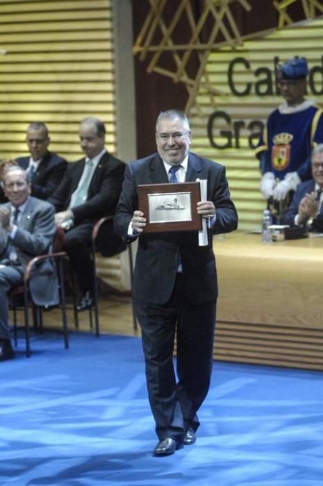 ENTREGA DE HONORES Y DISTINCIONES DEL CABILDO DE ...