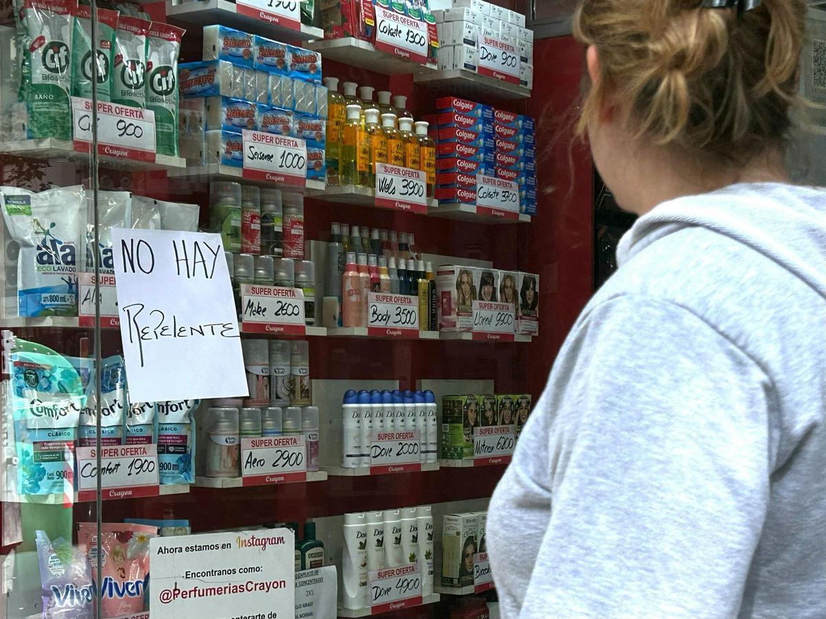 Un cartel en una farmacia de Buenos Aires advirtiendo de que el repelente contra mosquitos se ha agotado.