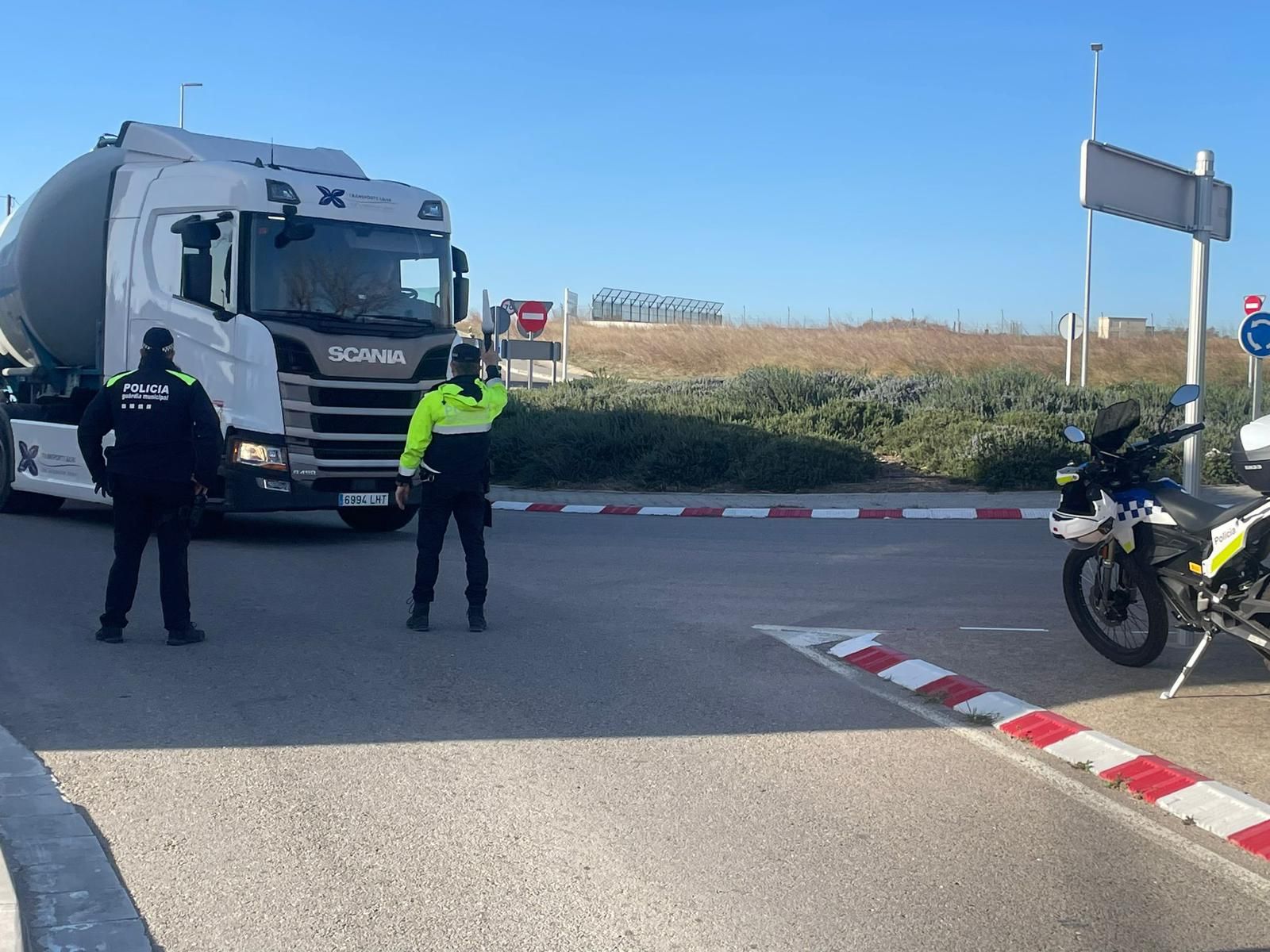 La Guàrdia Urbana realitzant un control aquest dijous el matí en una de les entrades de Figueres