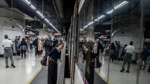 Usuarios en la estación de Sants en la mañana sin circulación de trenes de Rodalies