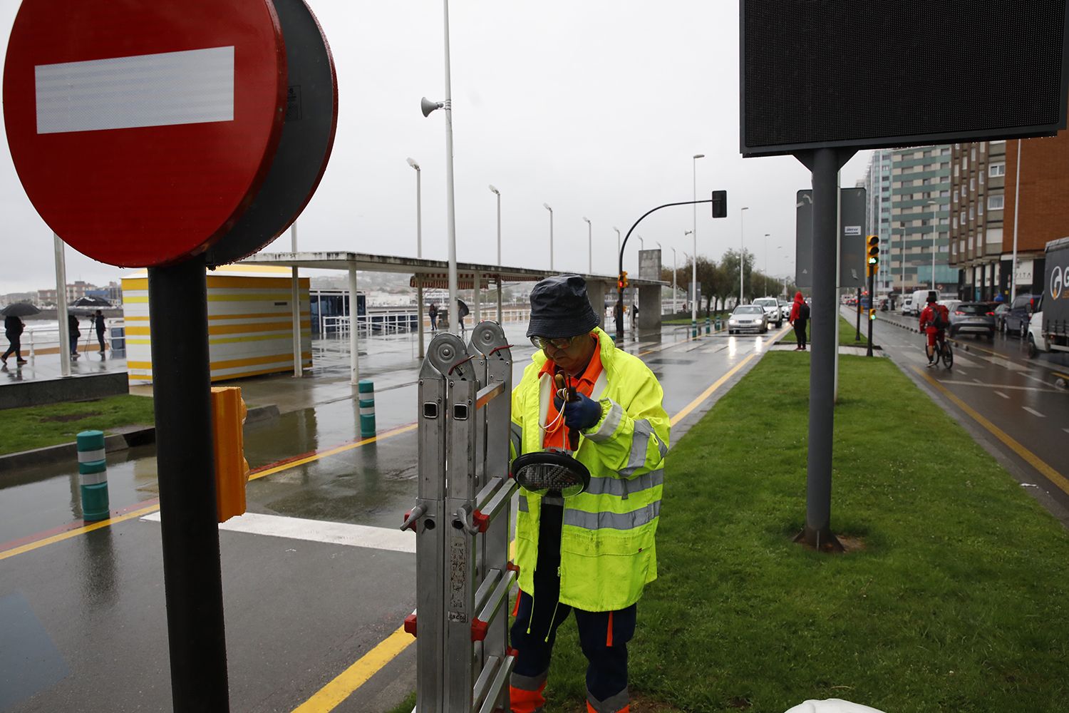 En imágenes: así ha sido la reapertura al tráfico del "cascayu" de Gijón