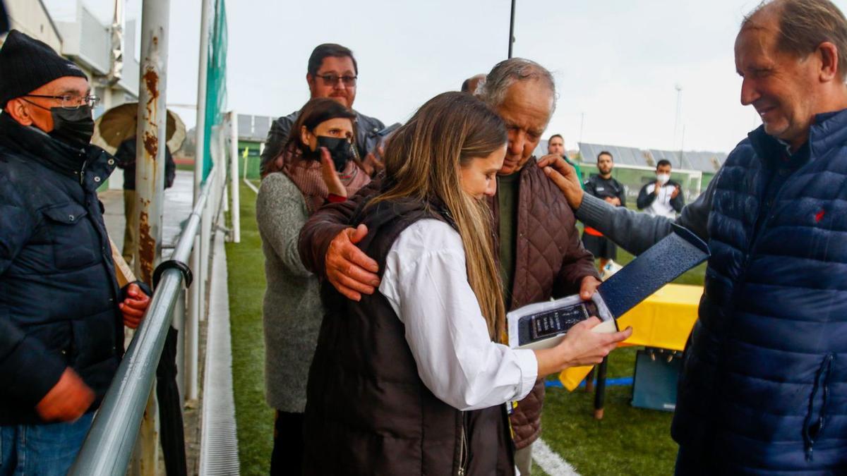 Alba, novia de Rubén, recibiendo una placa del Albariño, club en el que jugaba el homenajeado