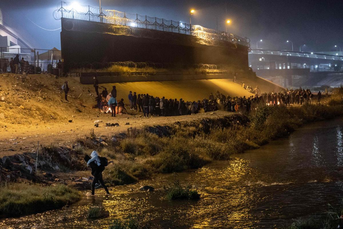 Un aluvión de inmigrantes cruzan Río Grande de Ciudad Juárez (México) a El Paso (Texas) ante un posible cambio en la política migratoria