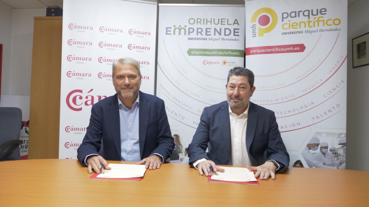 Juan José Ruiz, rector de la UMH, y Mario Martínez, presidente de Cámara Orihuela