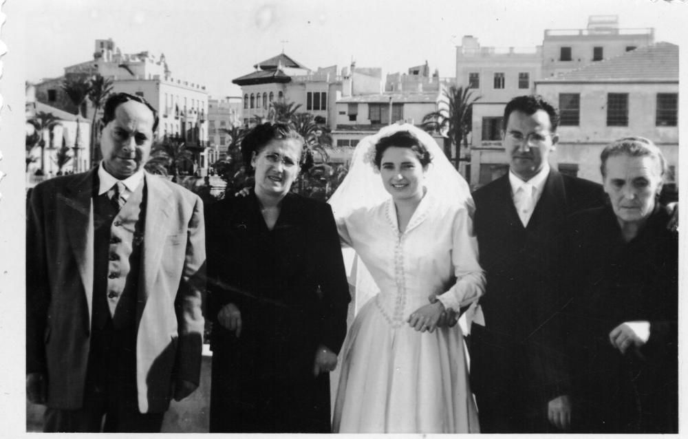 Tomás Mas Esteve y Francisca Verdú Pérez, el día de su boda, a principios de los años cincuenta, con la Plaça de Baix al fondo de la imagen