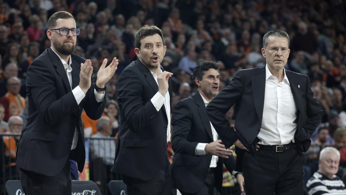 Pedro Martínez junto a parte de su cuerpo técnico durante el partido