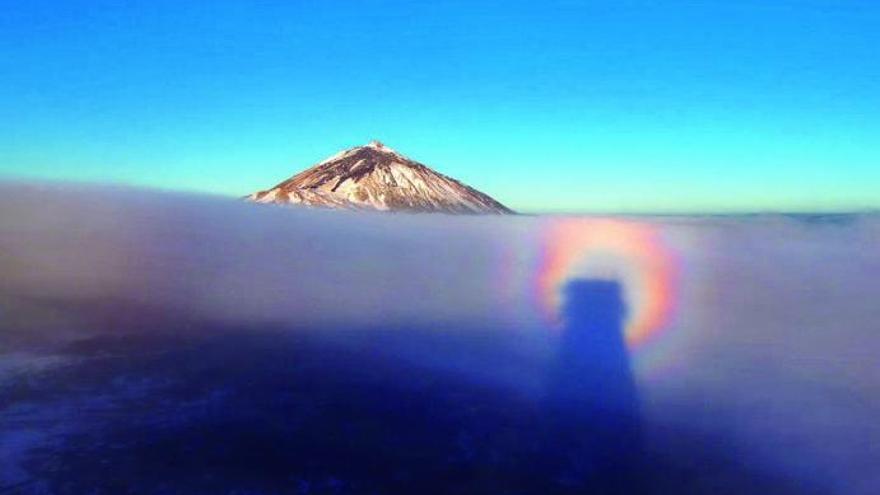 El fenómeno Gloria (círculo de color) y el espectro de Brocken (sombra), en una misma imagen del Teide. | | AEMET IZAÑA - TELEFÉRICO DEL TEIDE - DANIEL LÓPEZ