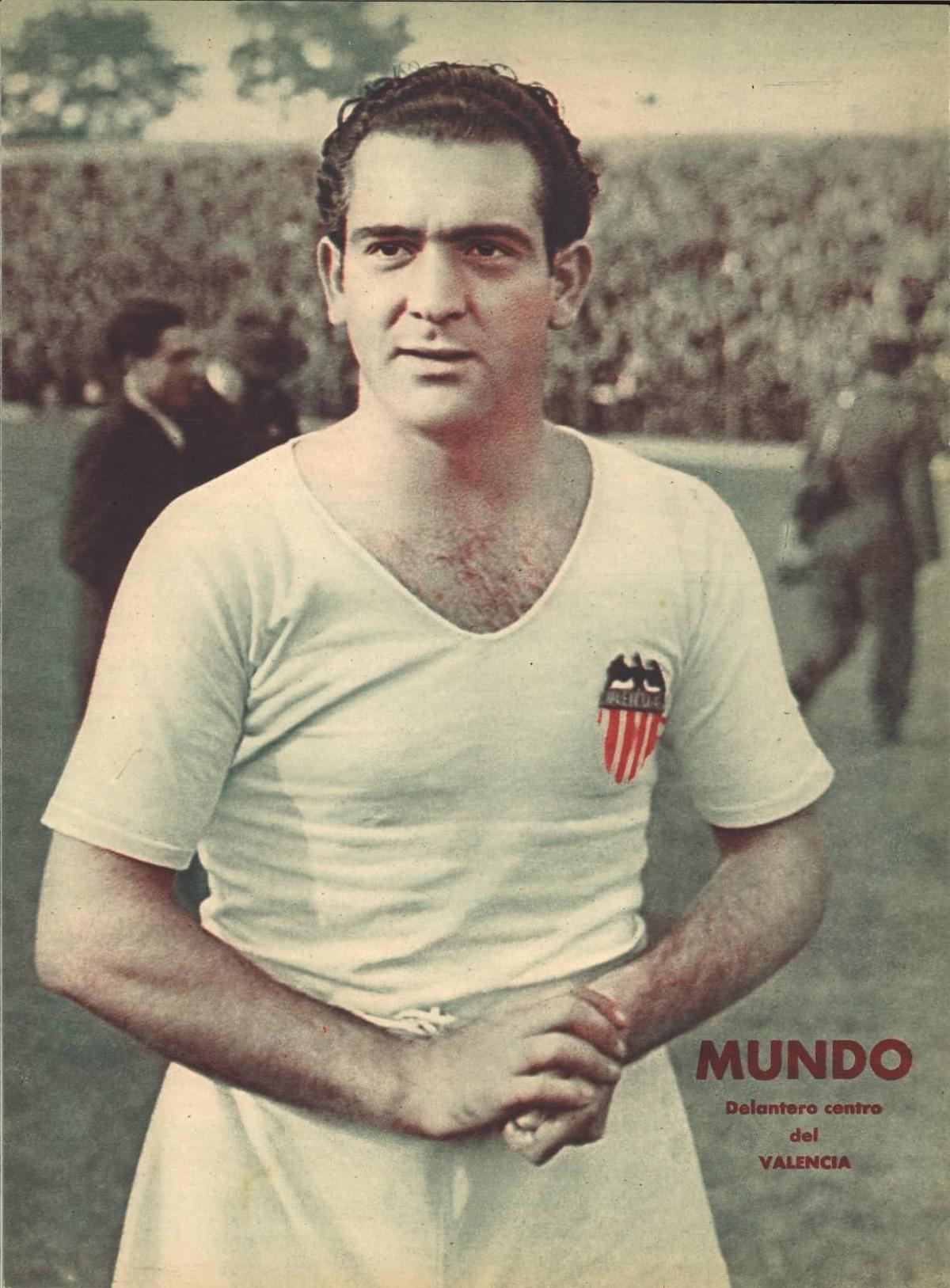 Mundo, con la camiseta del Valencia CF