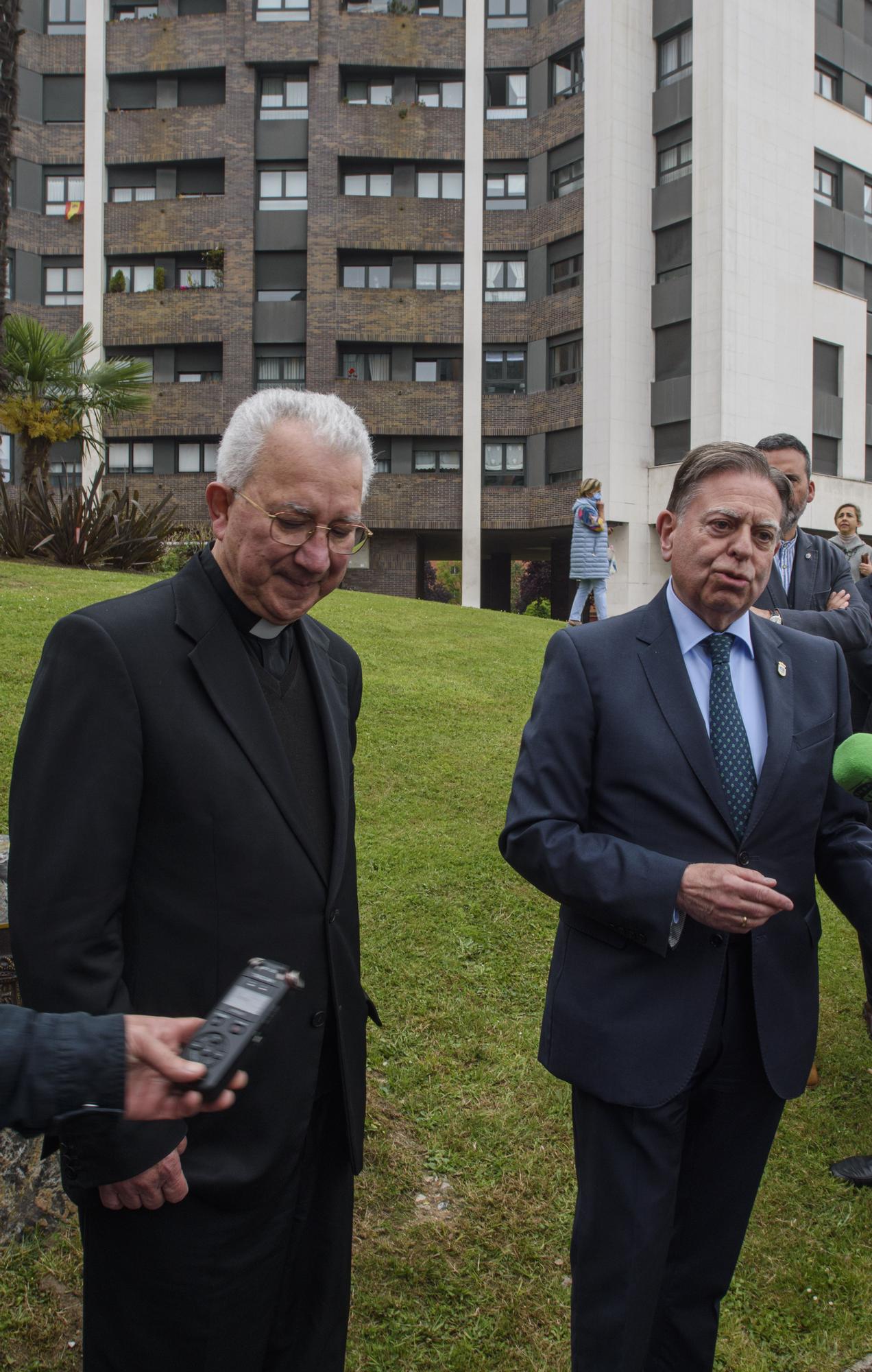 El deán de la Catedral de Oviedo ya está en el callejero: así fue la inauguración de la plaza Benito Gallego