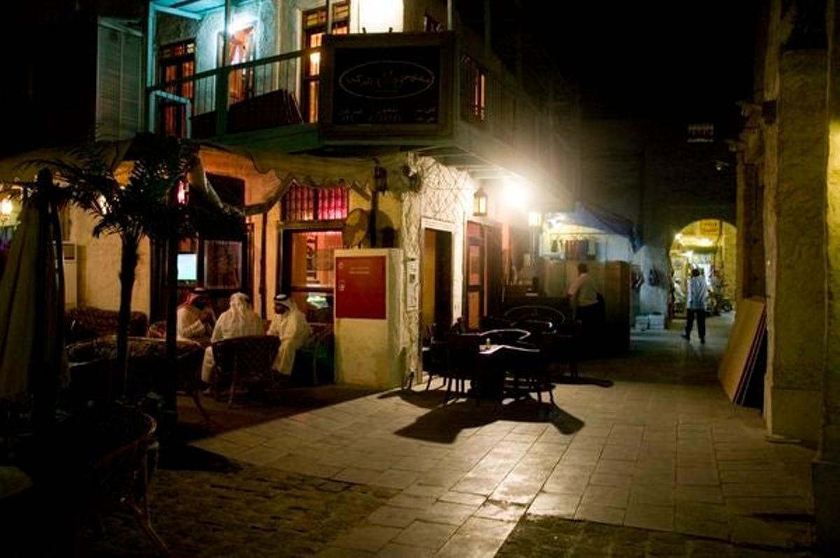 Por la noche hay un gran ambiente en los bares del Souq Waqif