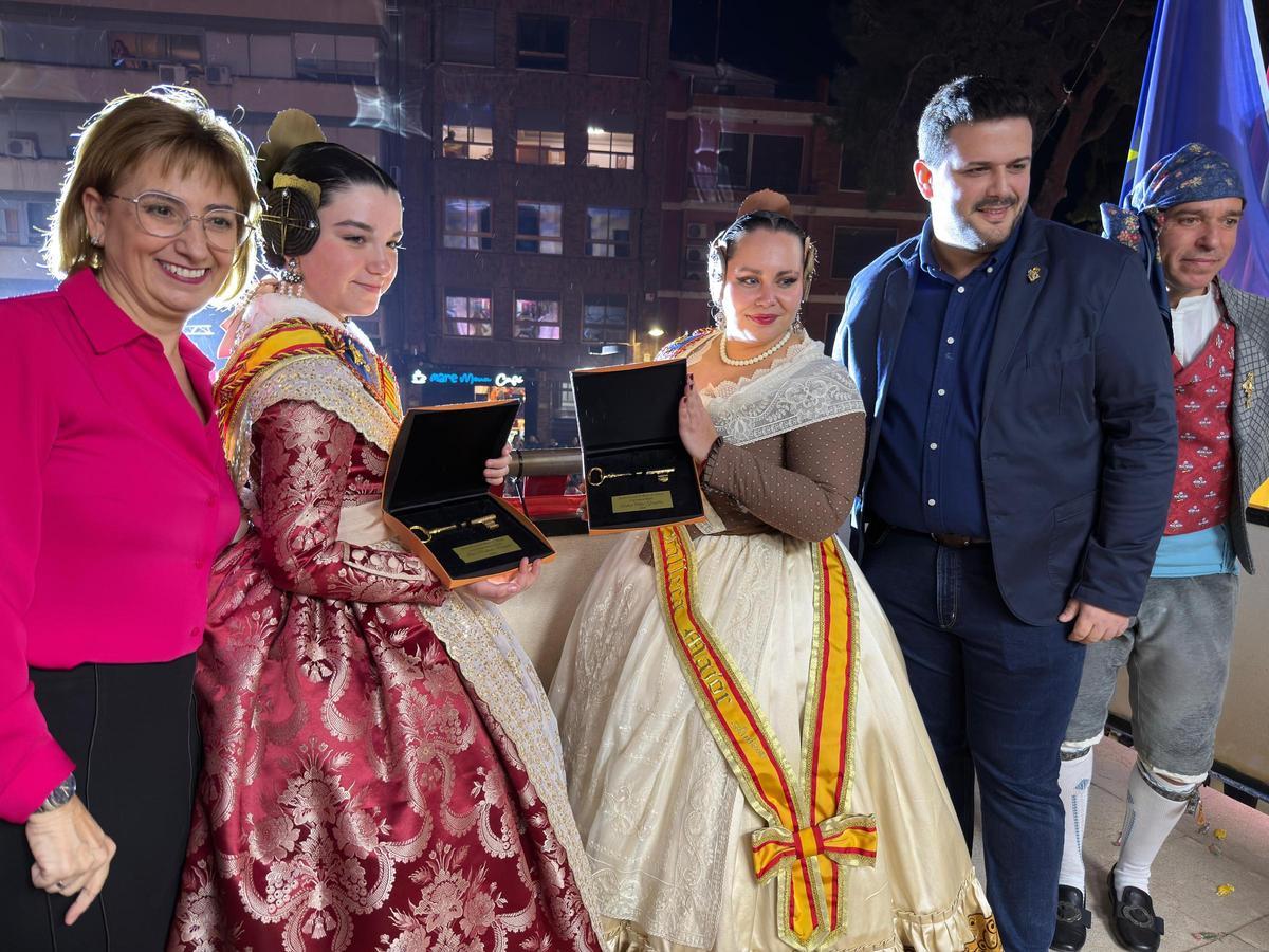 Crida de Albal 2026 con el alcalde José Miguel Ferris y las falleras mayores Andrea Ortiz y Lara Monterde.