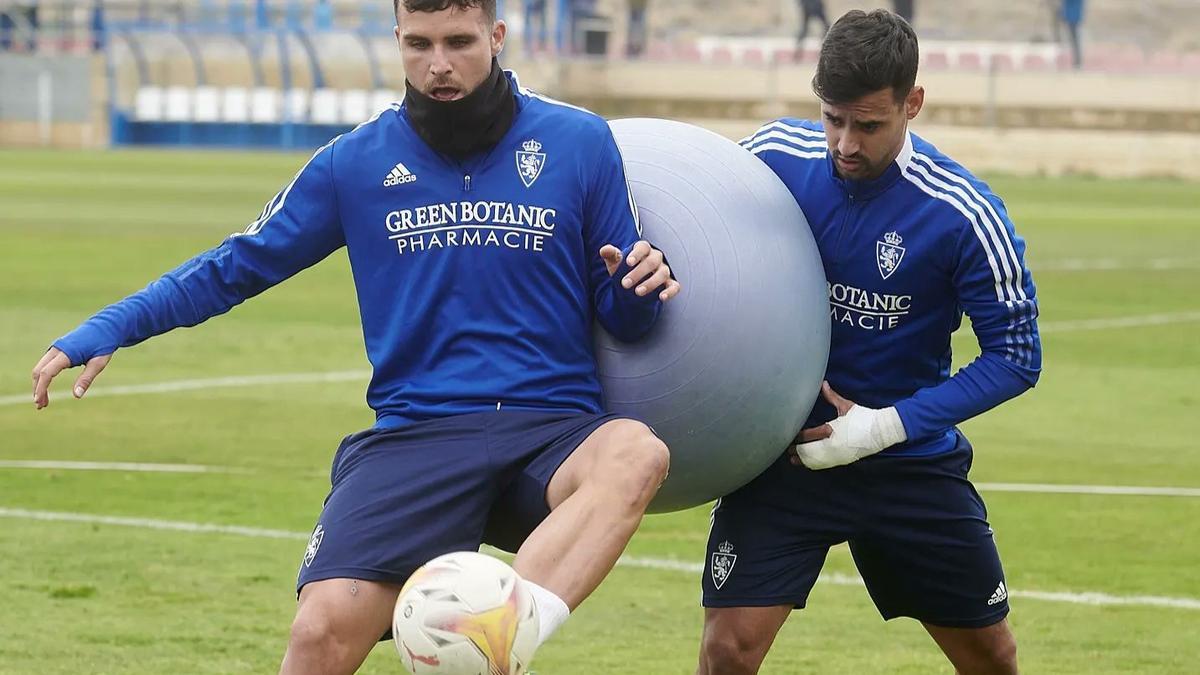 Álvaro Giménez y Nano Mesa, en un entrenamiento del Real Zaragoza.