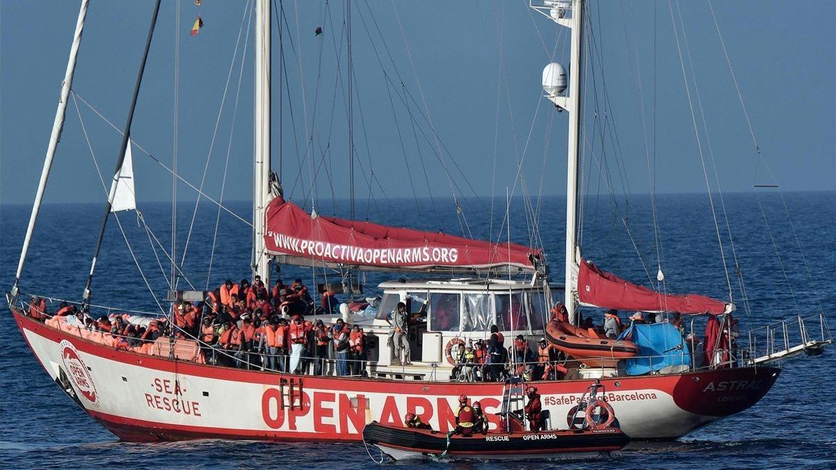 El barco de Pro Activa Open Arms, con los inmigrantes rescatados.