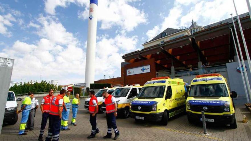 Ambulancias frente al Complejo Asistencial de Zamora.