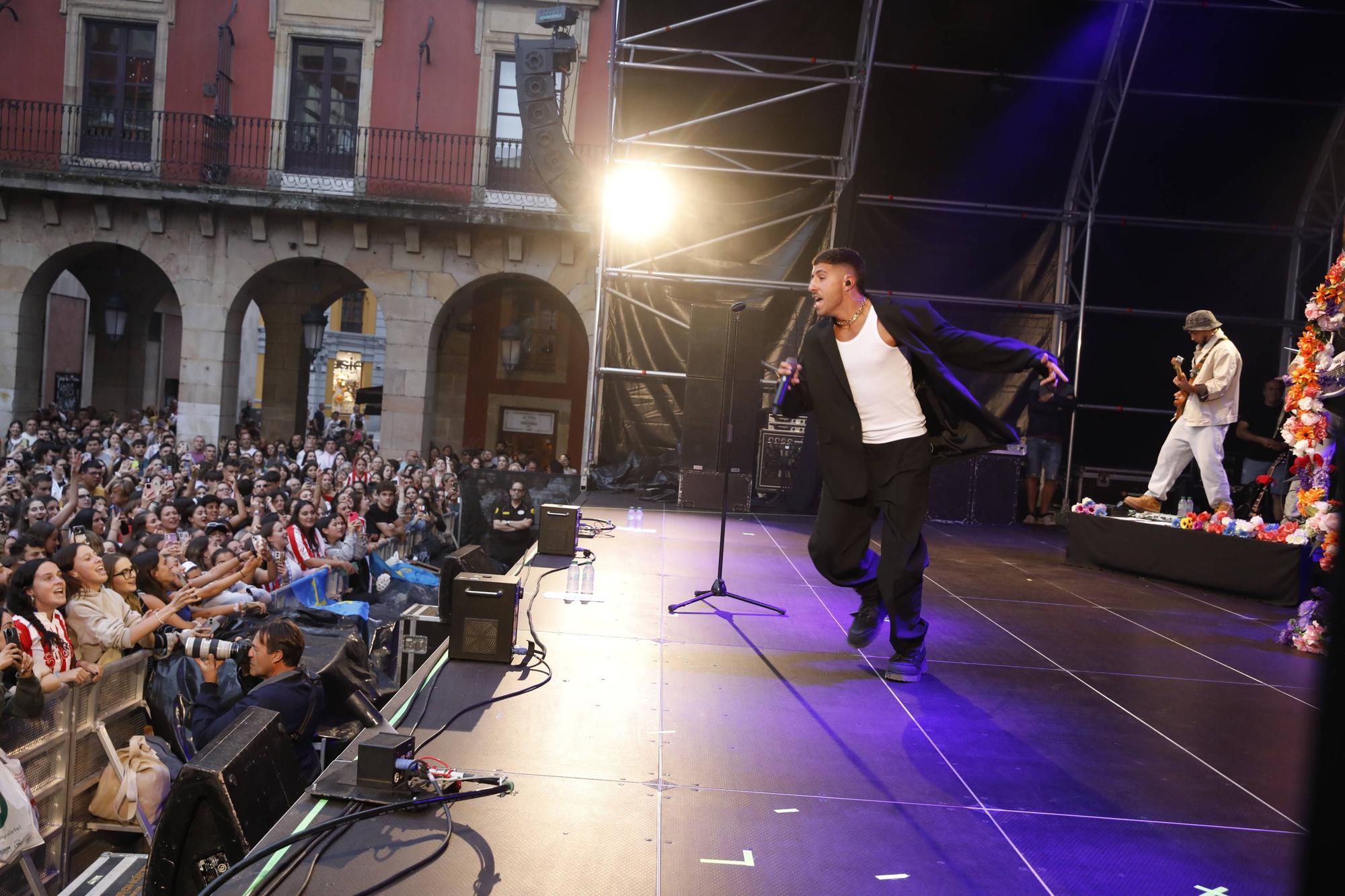 Concierto de Enol en la Plaza Mayor de Gijón