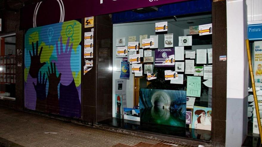 Empapelan las sedes de Podemos Xixón y del PSOE con imágenes franquistas