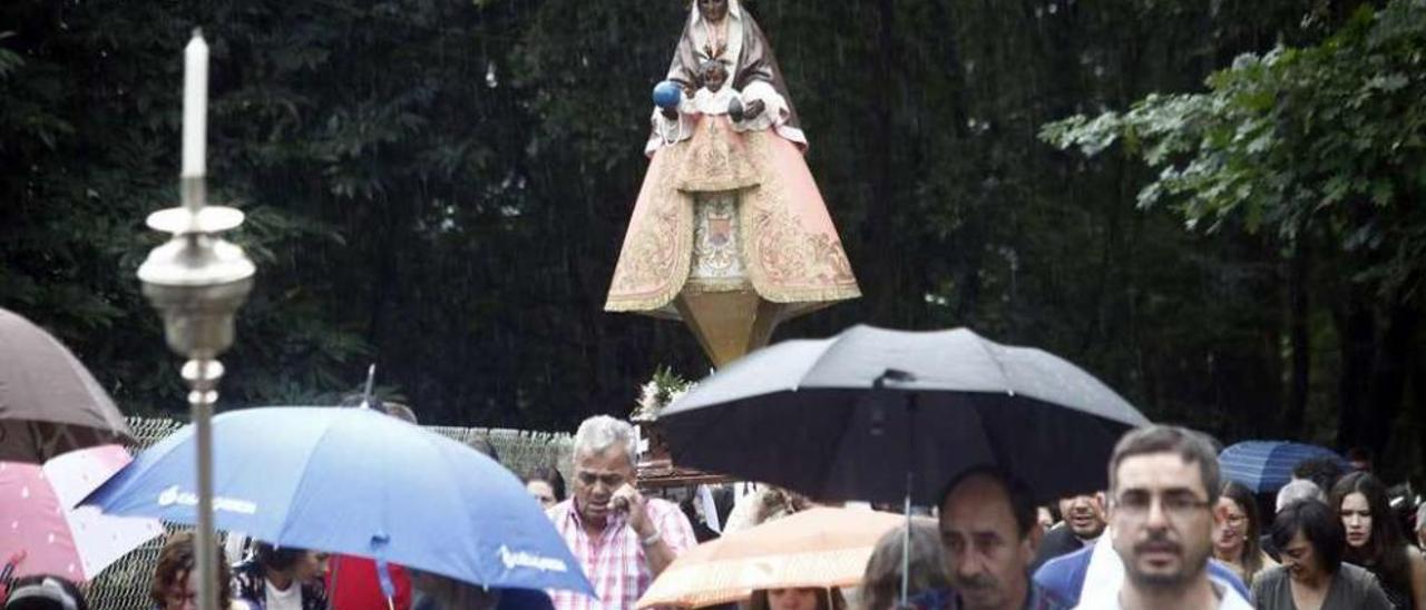 La Virgen del Montserrat preside la procesión de las fiestas de Donramiro. // Bernabé/Luismy