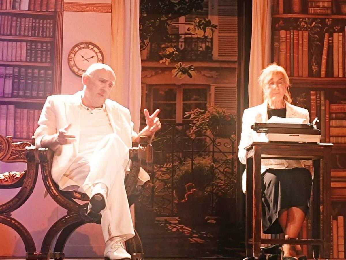 A la izquierda,  Josefina Lambán en  el papel de Apolonia. A la derecha, otro momento de la 
representación. | GONZALO BENGOA