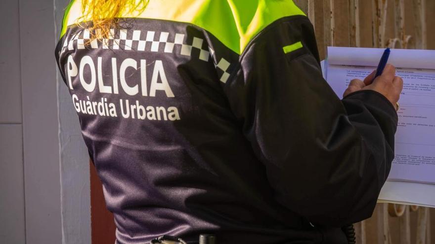 Una agent de la Guàrdia Urbana en un operatiu.