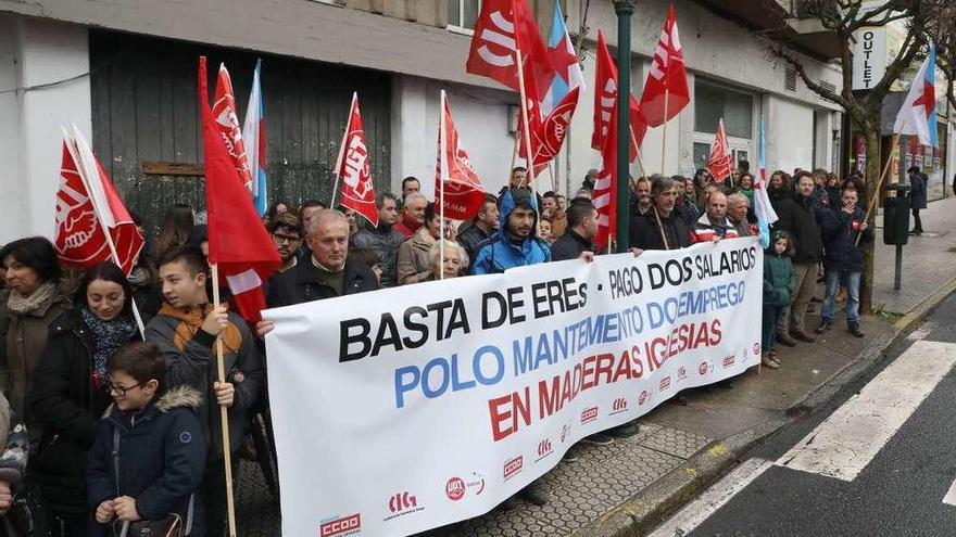 Concentración de empledos de Maderas Iglesias y familiares ayer frente al Parlamento Gallego. // Xoán Álvarez