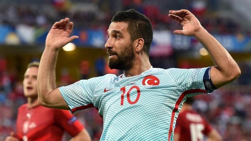 Arda Turan agrede e insulta a un periodista turco en un avión