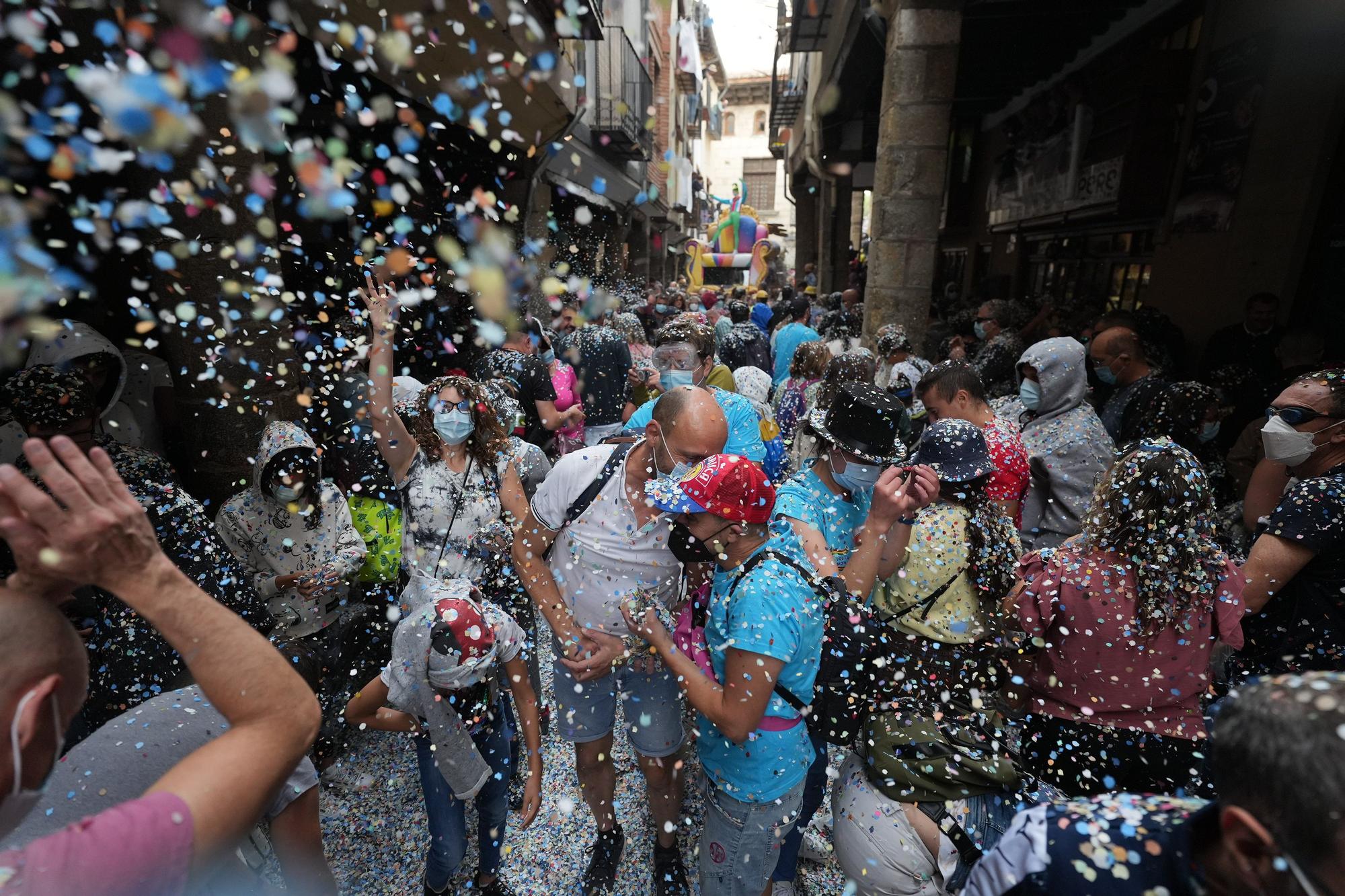 Búscate en el desfile de carrozas y disfraces de l'Anunci de Morella