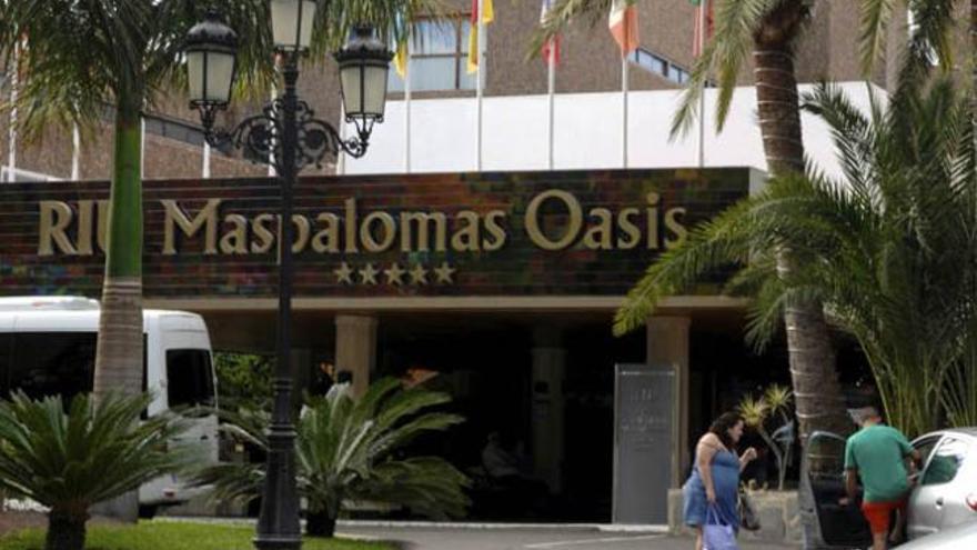 Fachada de la entrada del hotel Maspalomas.  | andrés cruz