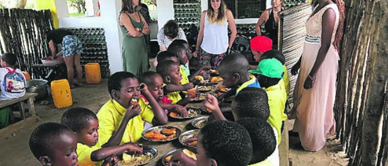 Fiesta de fin de curso en el comedor de Twashukuru School.