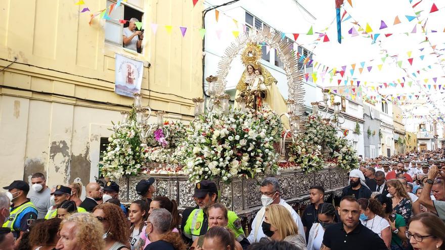 Miles de isleteros acompañan a la Virgen del Carmen en su día grande
