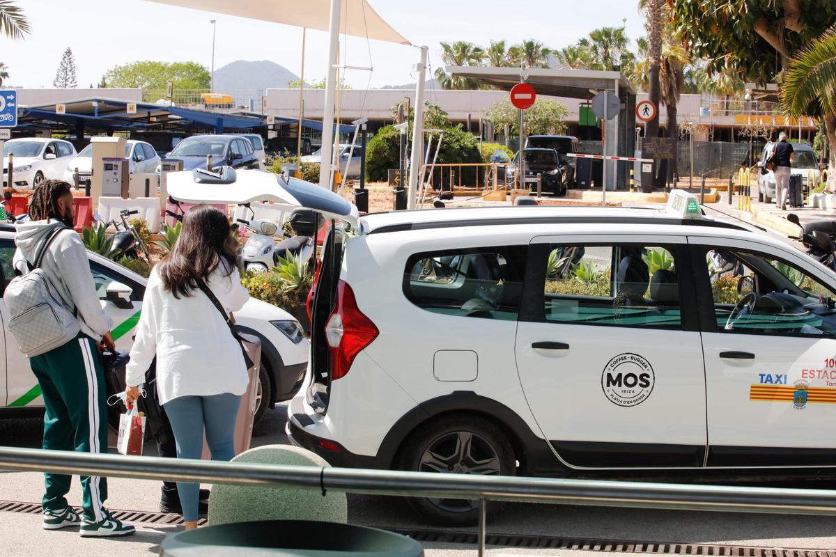Un taxi estacional caraga en el aeropuerto en una imagen de archivo.
