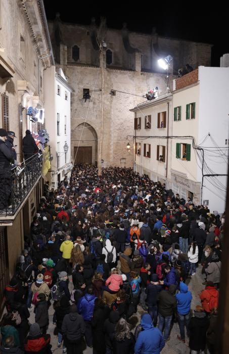 Auch dieser Brauch gehört zu Sant Antoni auf Mallorca: In Pollença wird ein eingeseifter Baumstamm erklommen. Sieger am Dienstag (18.1.) wurde trotz widriger klimatischer Bedingungen Sergi Gómez.