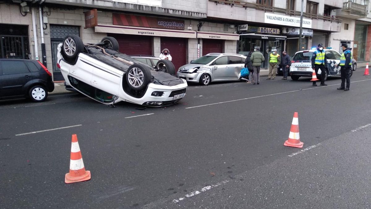 Aparatoso accidente de tráfico en A Estrada