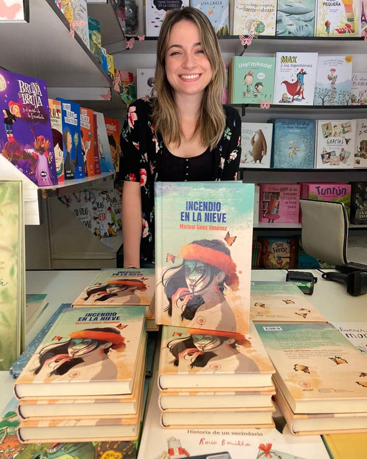 Marisol Sales con su última novela.