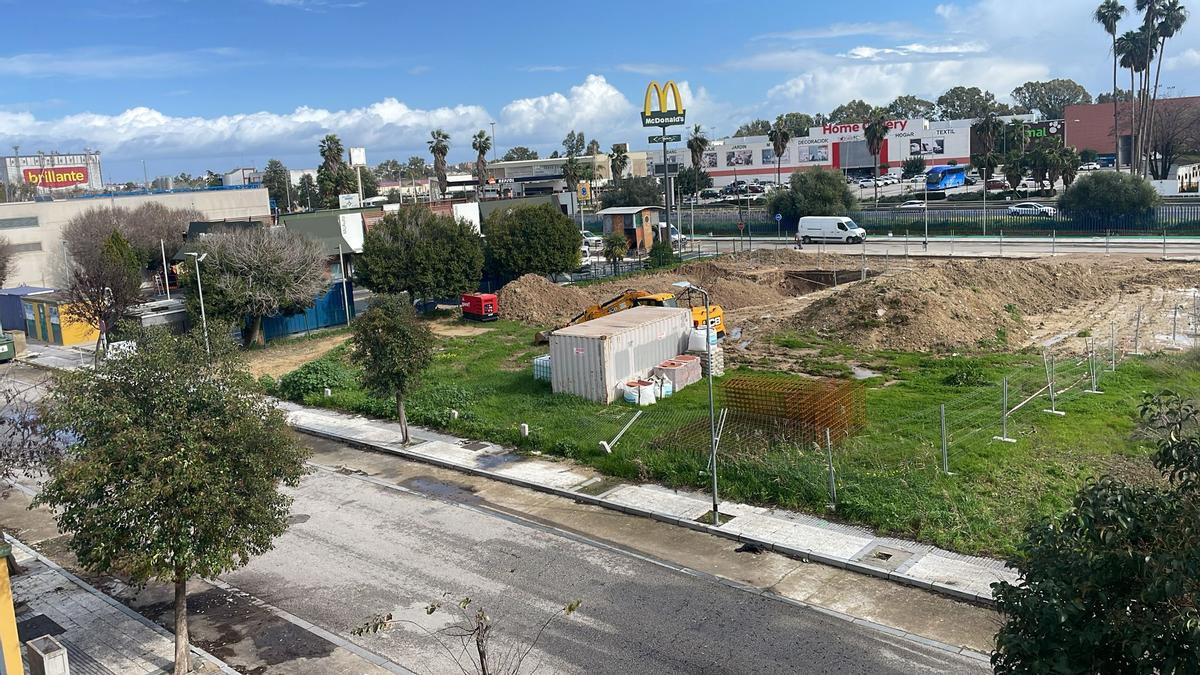 Obras de la gasolinera de la promotora Petroprix en la barriada Valparaíso.