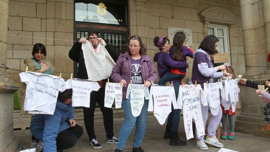 Integrantes de la asociación, haciendo una ‘performance’ ante el Concello de Ourense.   | // IÑAKI OSORIO