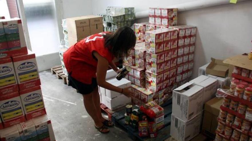 Espai de la Creu Roja de Girona, amb aliments per repartir.