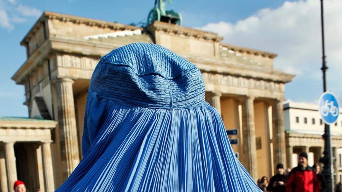 Una mujer con burka durante una manifestación contra el despliegue de tropas en Afganistán, en Berlín, en el 2010.