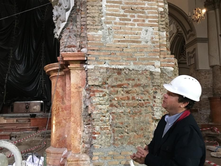 Visita a las obras del interior de la iglesia de Santiago