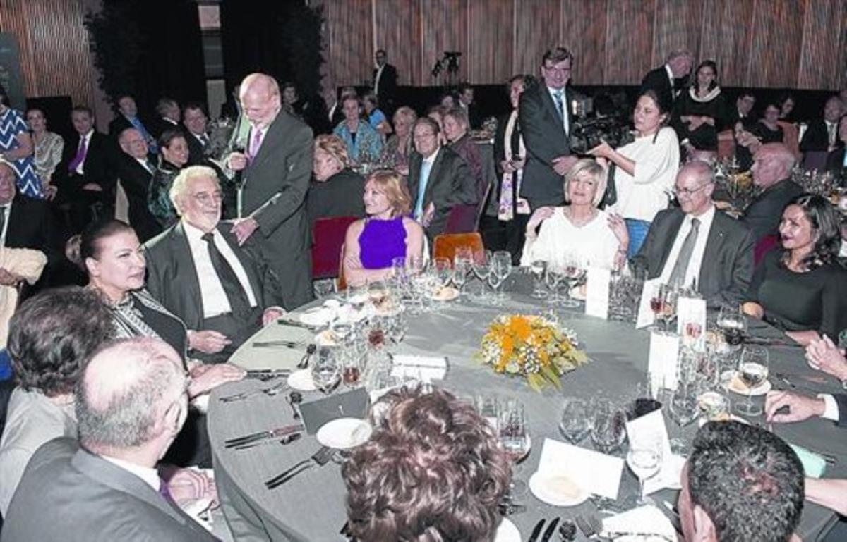 El president del Liceu, Joaquim Molins, agraeix a Plácido Domingo la seva assistència al sopar, dijous.