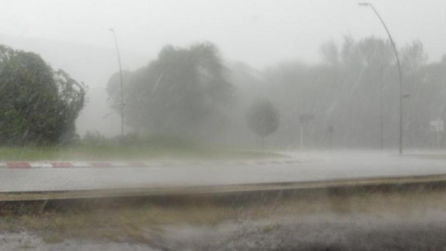 Pedregada a la rotonda de la carretera de la Canya, a l&#039;entrada d&#039;Olot.