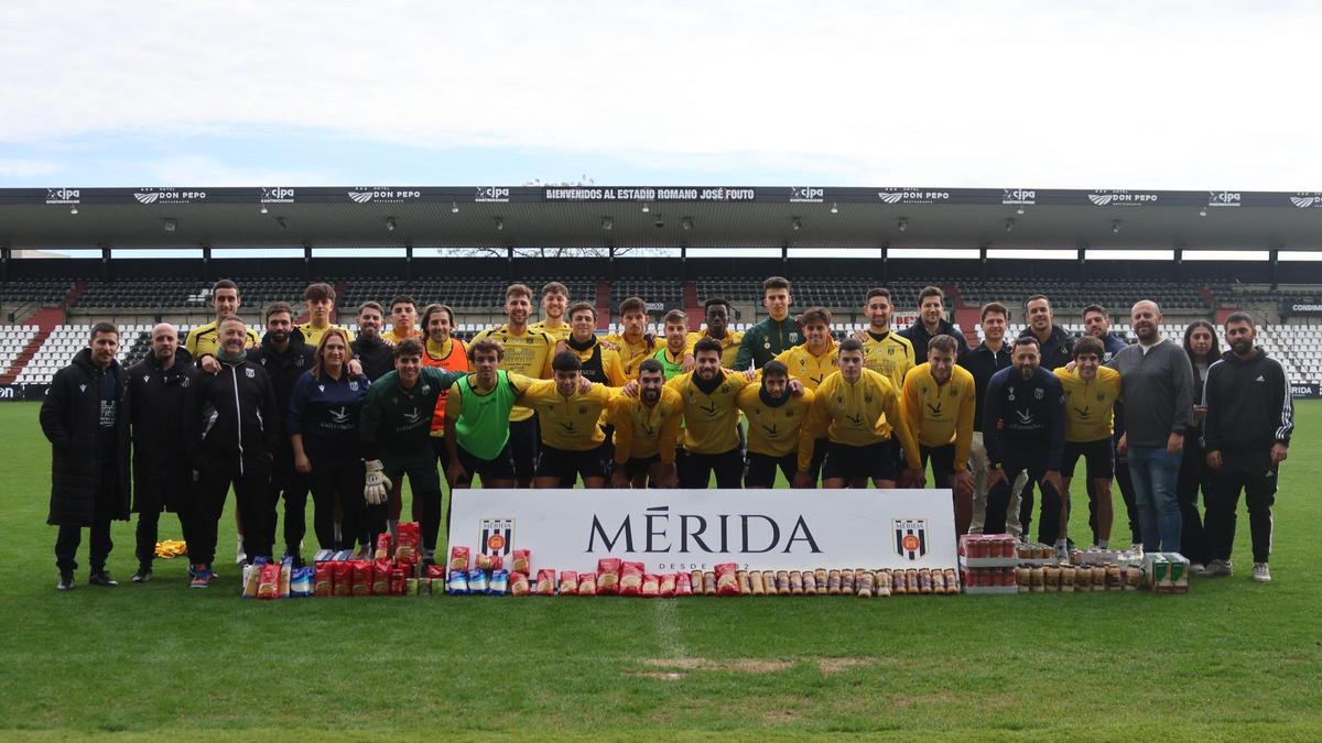 La plantilla se unió a la recogida de alimentos para los necesitados que tendrá lugar en este partido ante el Bilbao Athletic.