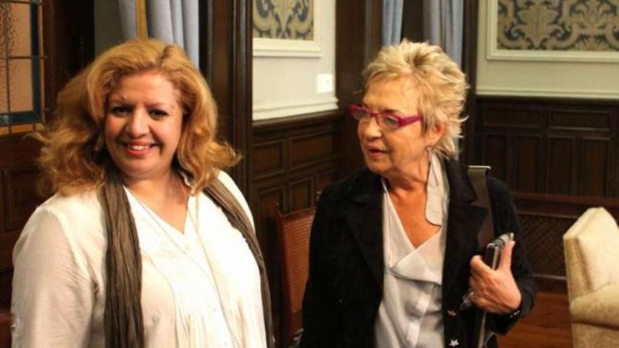 Luisa Cid y Rosalía Mera, ayer, en el Concello, antes de la presentación del convenio. / pablo luaces