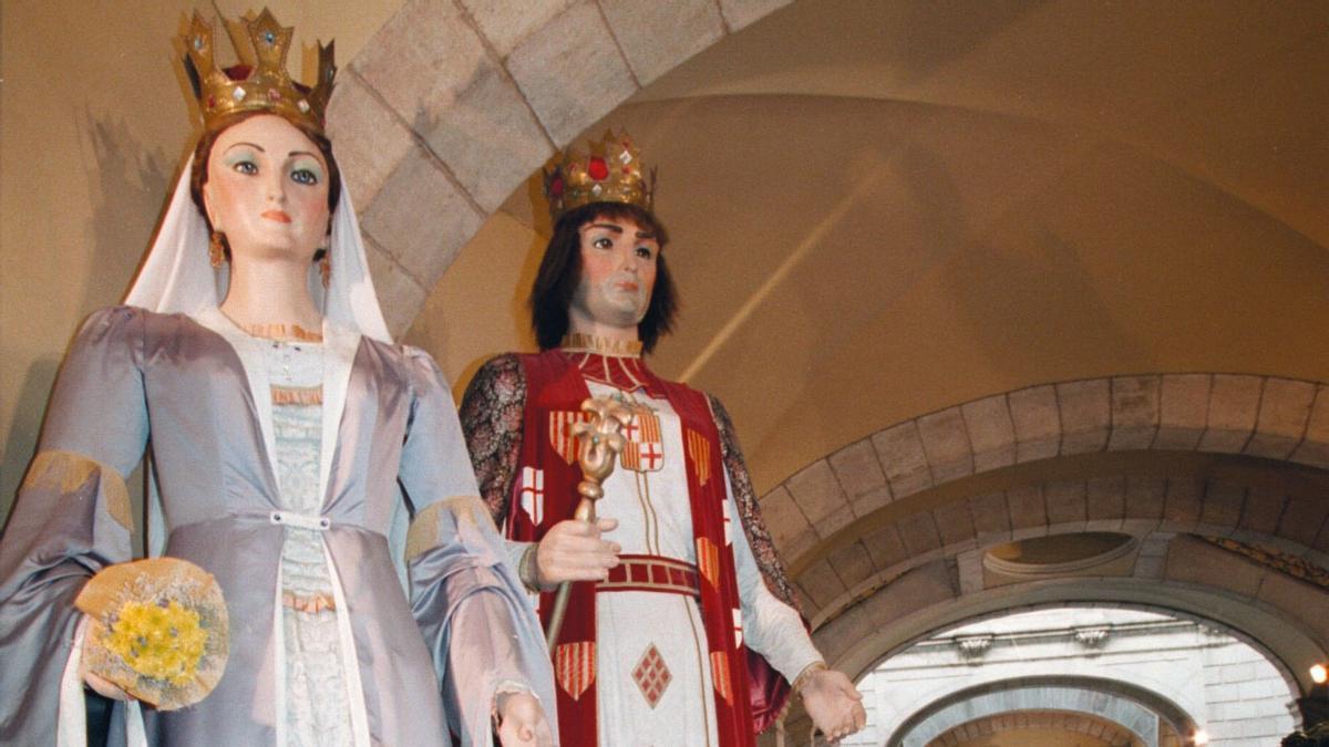 Los 'Gegants de la Ciutat' en el Palau de la Virreina en 1996, con su vestuario olímpico