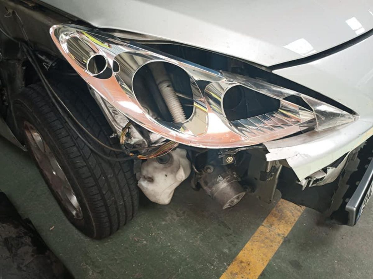 Daños en el foco del coche infractor