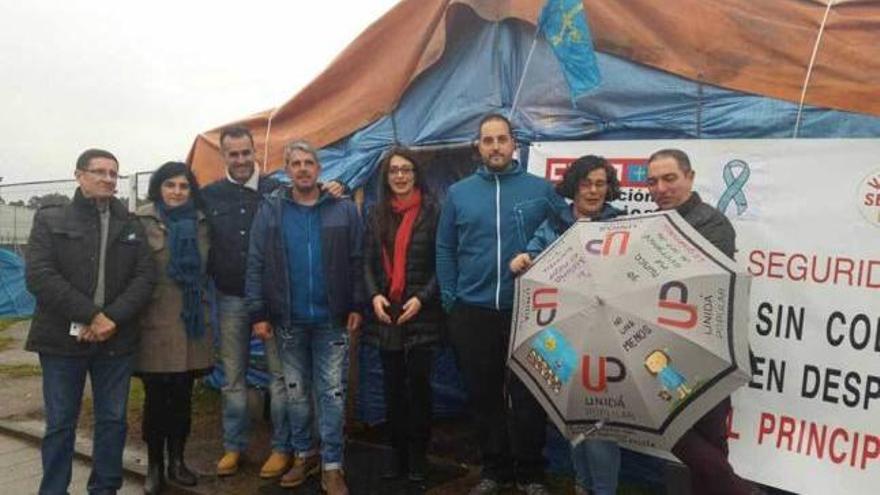 Sol Sánchez, en el centro, con los trabajadores y otros miembros de IU.